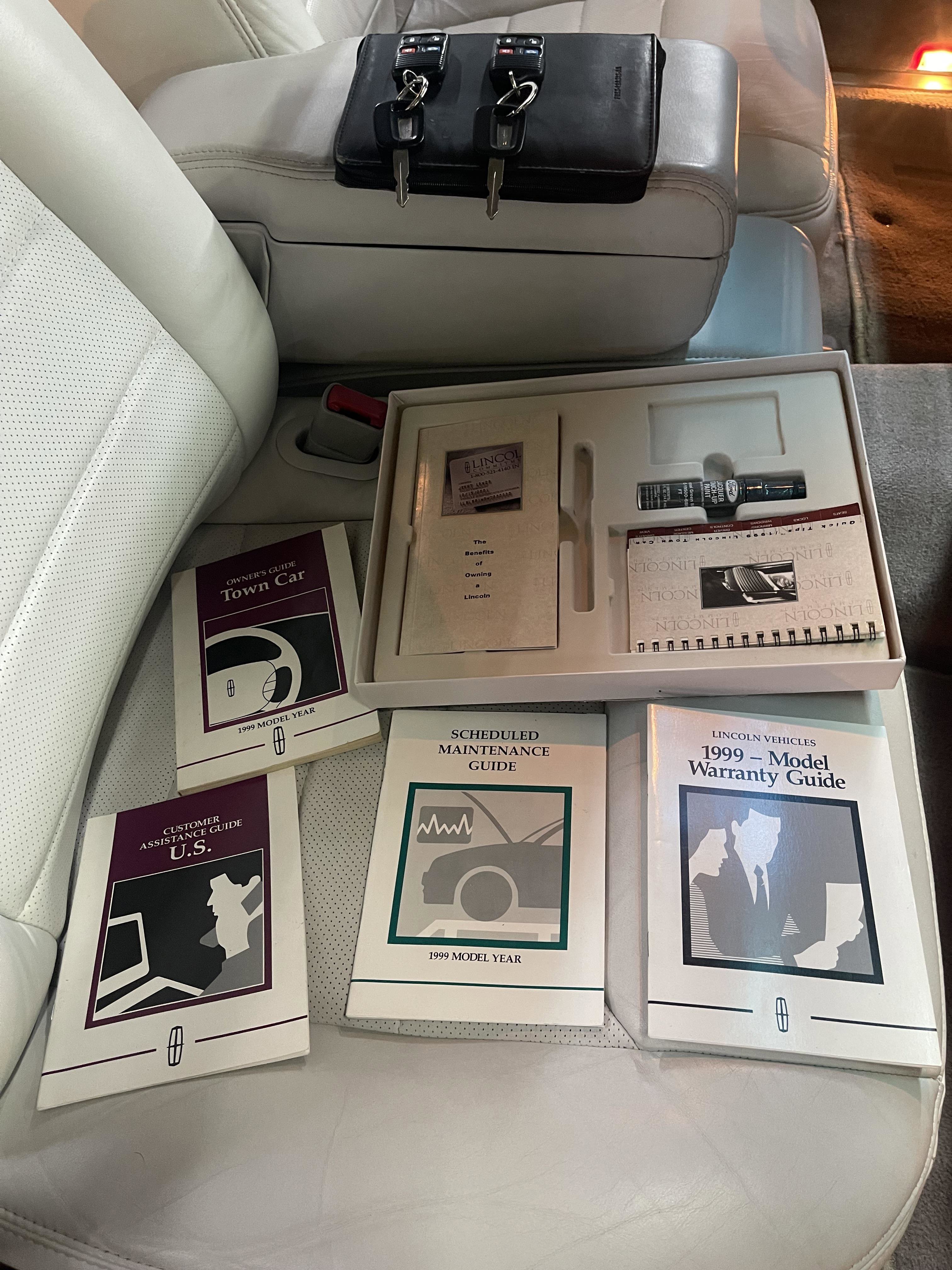 Used 1999 Lincoln Town Car Signature image 20