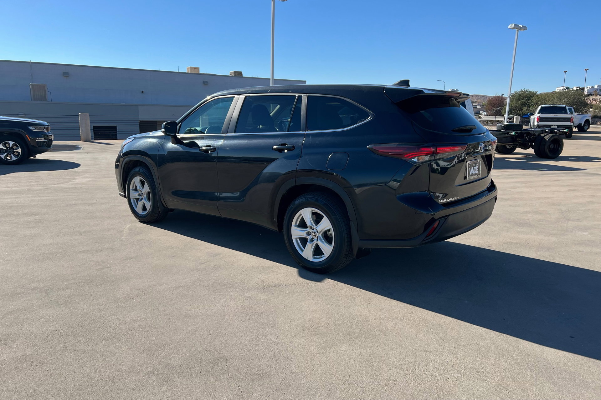 Used 2024 Toyota Highlander LE image 3