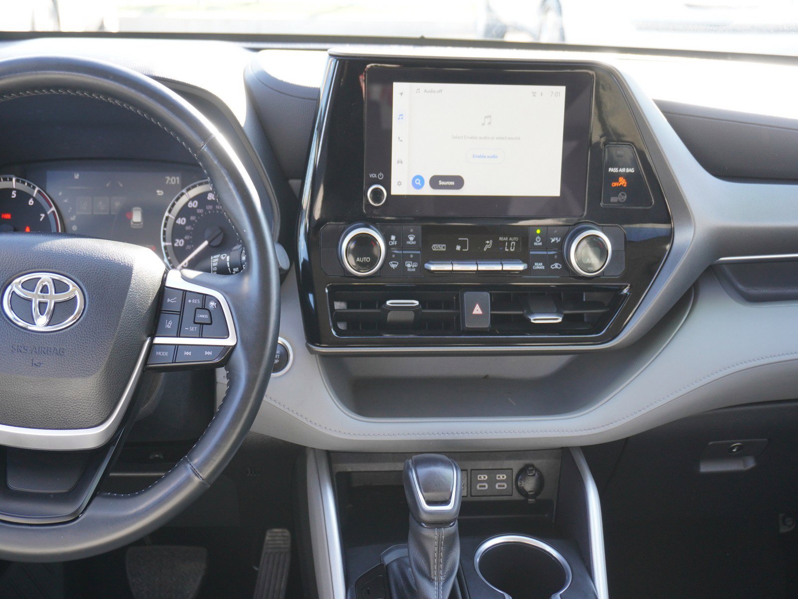 Used 2024 Toyota Highlander LE image 16