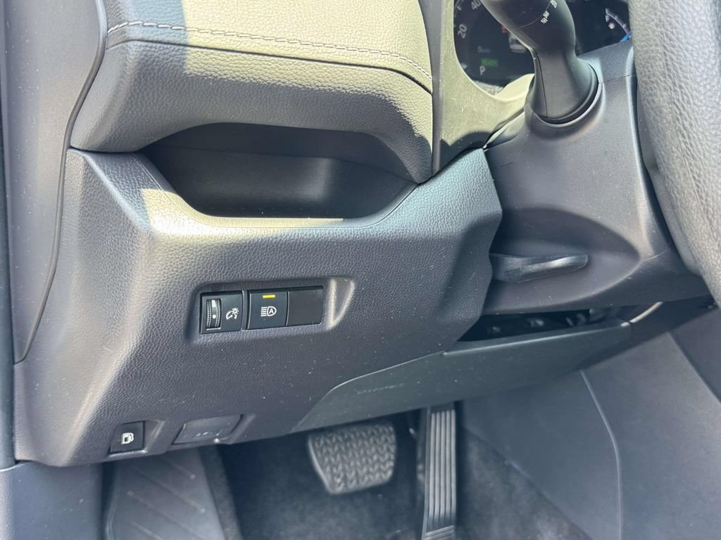 Used 2025 Toyota RAV4 XLE AWD/4WD image 9