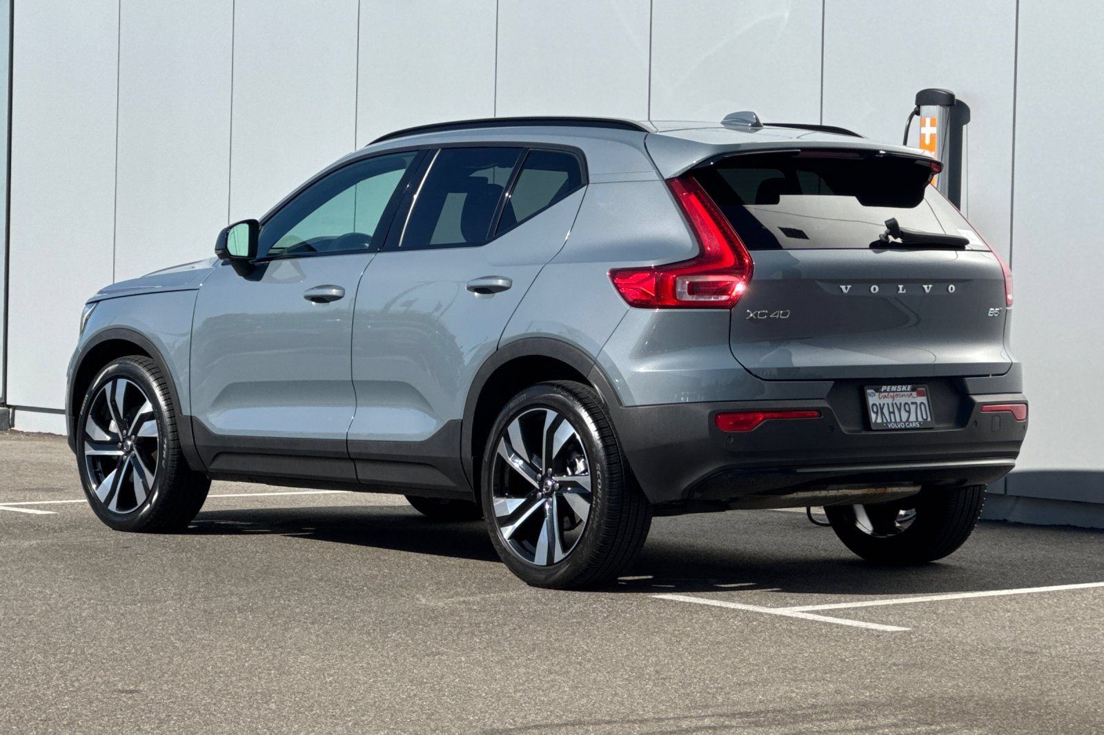 Used 2023 Volvo XC40 B5 Plus w/ Protection Package Premier AWD/4WD image 3