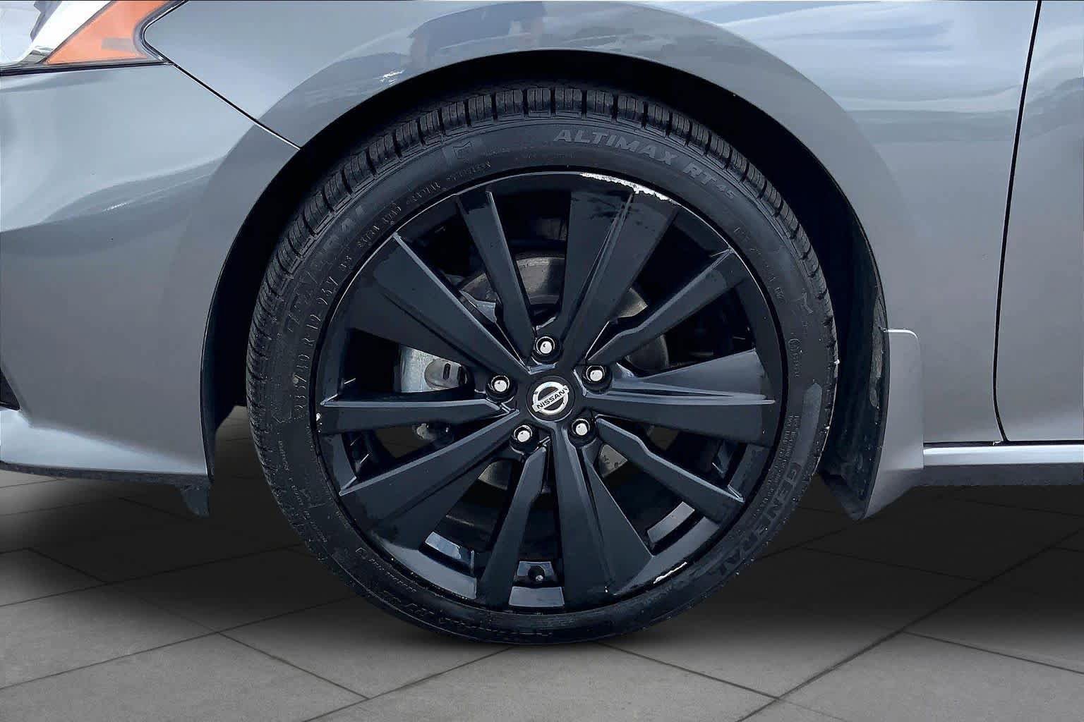 Used 2022 Nissan Altima 2.5 SR w/ Midnight Edition Package FWD image 11