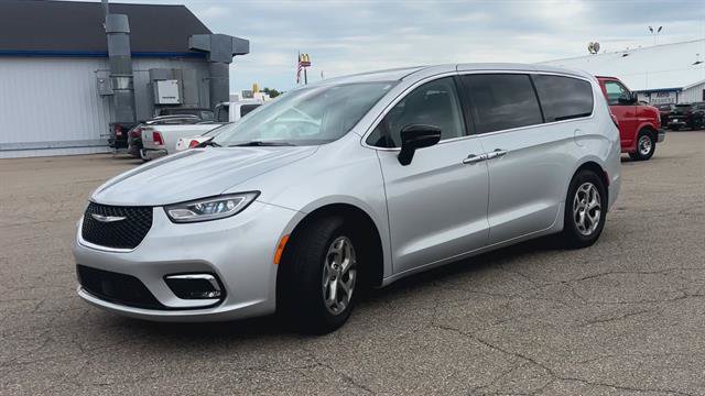 Used 2024 Chrysler Pacifica Limited FWD image 4
