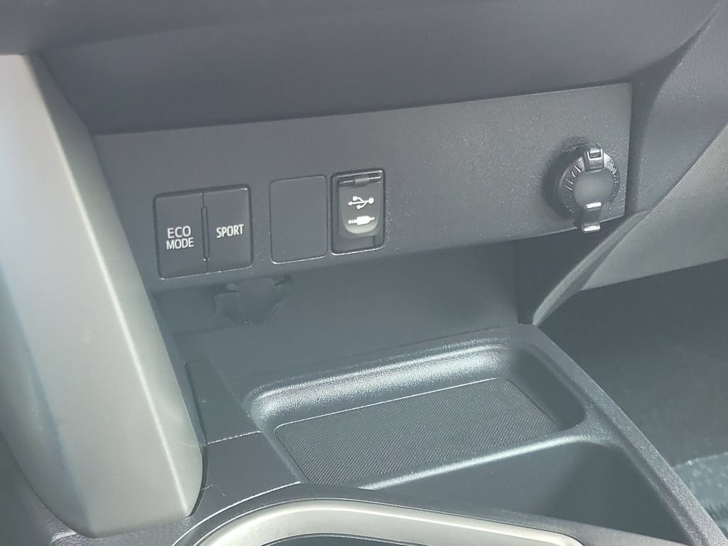 Used 2018 Toyota RAV4 LE FWD image 24