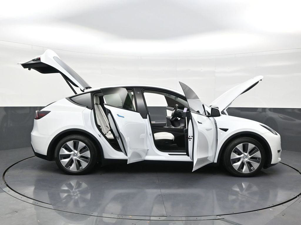 Used 2022 Tesla Model Y Long Range image 29