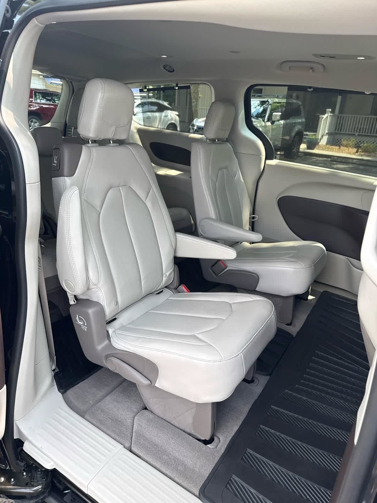 Used 2021 Chrysler Pacifica Touring-L w/ Premium & Safety Sphere Group FWD image 15