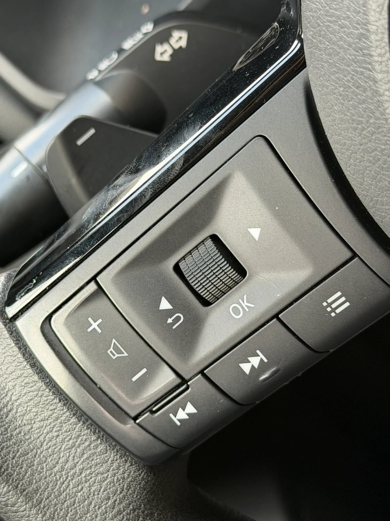 Used 2022 Nissan Rogue SV FWD image 17