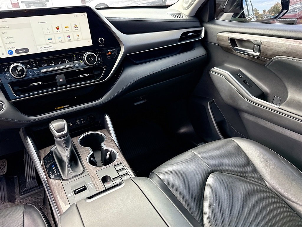 Used 2023 Toyota Highlander XLE image 26