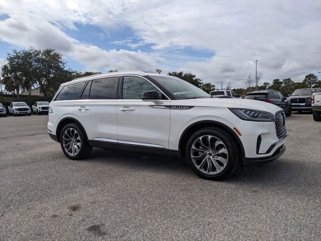 Used 2025 Lincoln Aviator AWD image 2