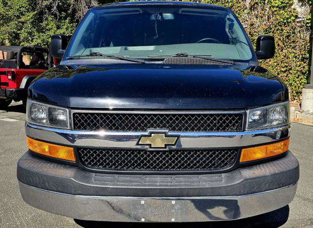 Used 2018 Chevrolet Express 2500 w/ Driver Convenience Package RWD image 2