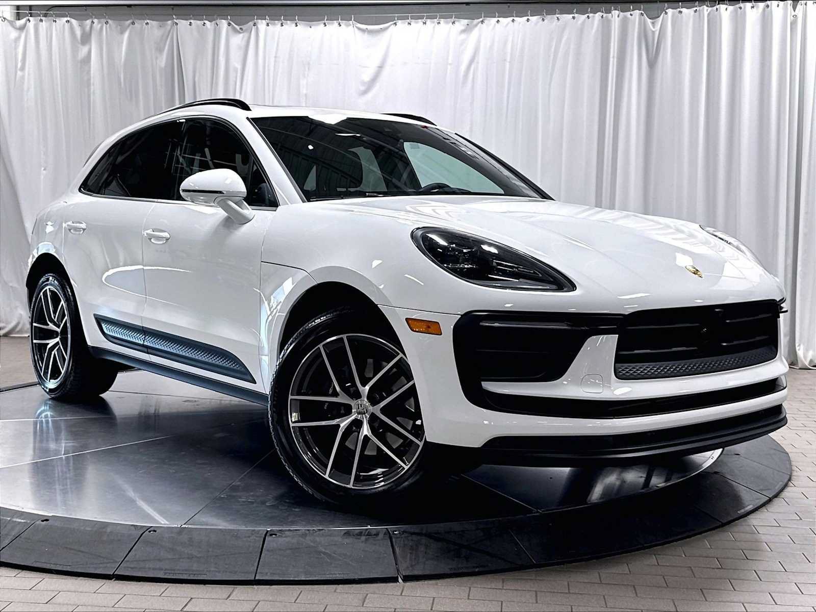 Used 2026 Porsche Macan AWD/4WD image 11