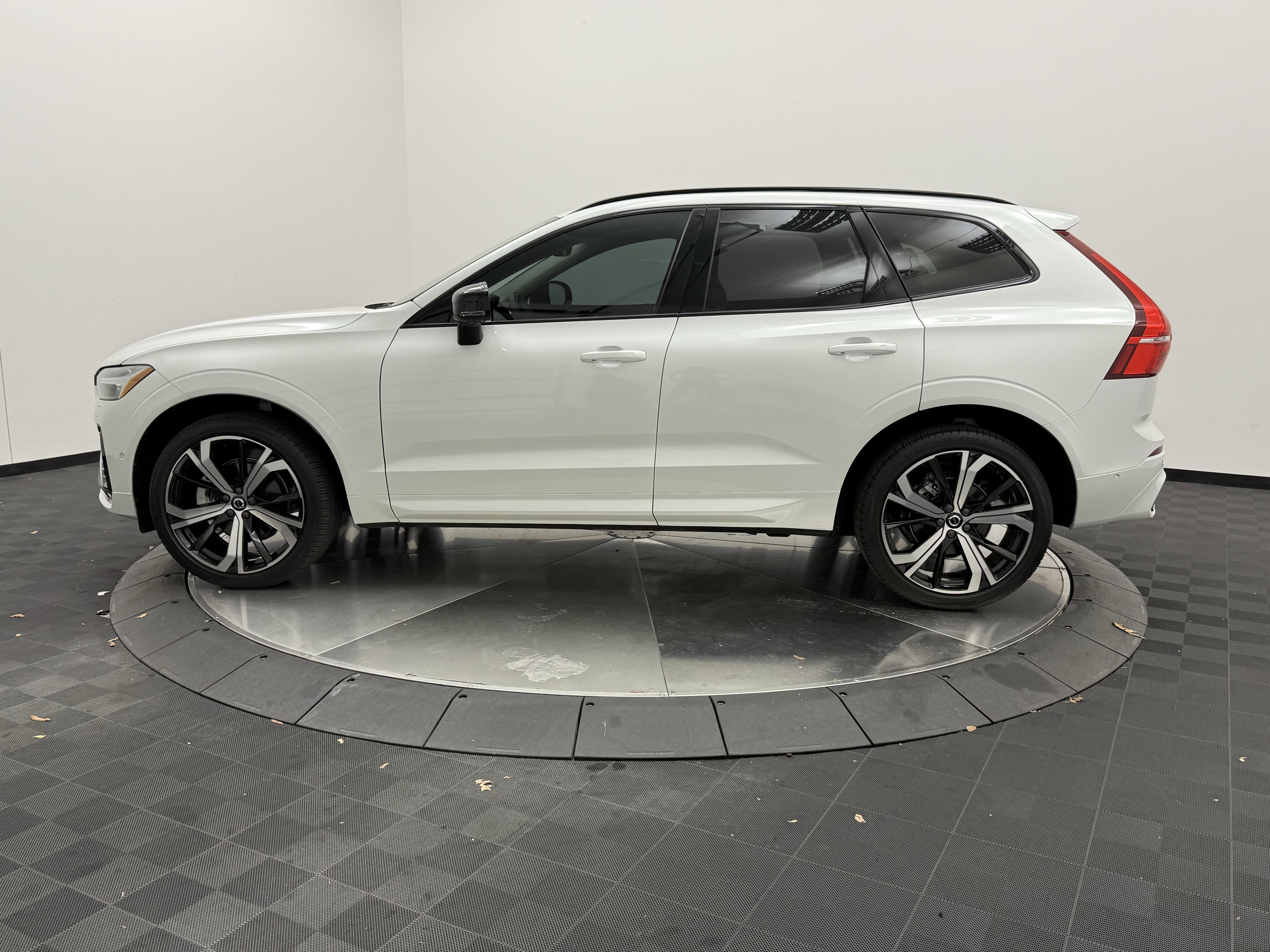 Certified 2024 Volvo XC60 B5 Ultimate w/ Protection Package Premier image 4