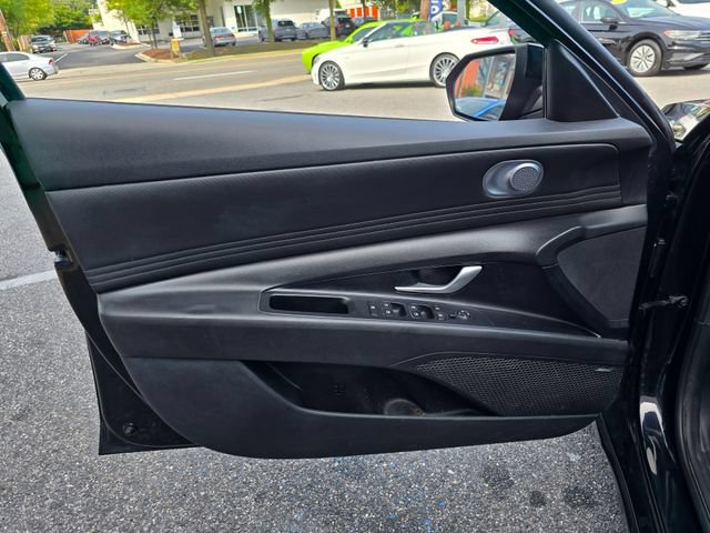 Used 2023 Hyundai Elantra Limited w/ Preferred Accessory Package FWD image 7