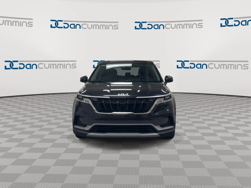 Used 2023 Kia Carnival LX FWD image 3