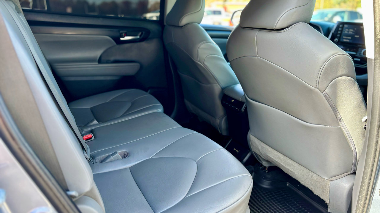 Used 2021 Toyota Highlander XLE image 12