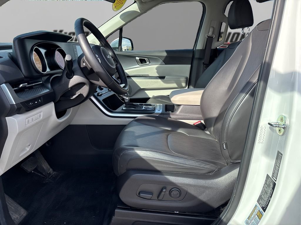 Certified 2023 Kia Carnival LX image 9