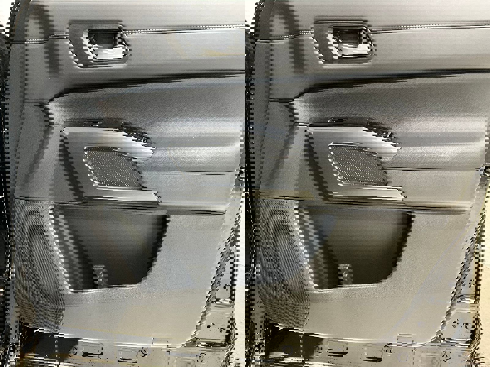 Used 2025 Nissan Pathfinder SL w/ Black Appearance Package image 22