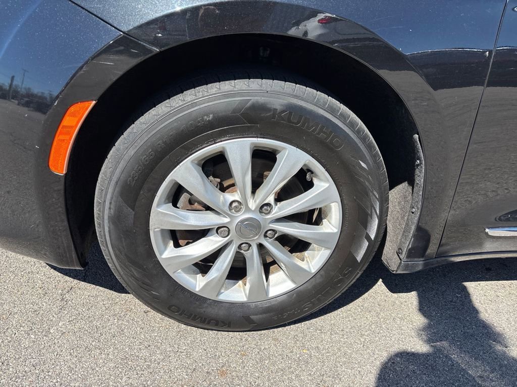 Used 2019 Chrysler Pacifica Touring-L FWD image 11