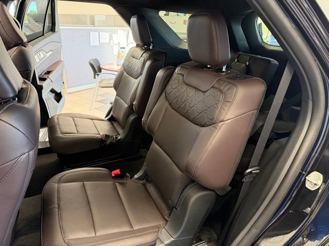 Used 2025 Ford Explorer Platinum w/ Ultimate Package AWD/4WD image 29