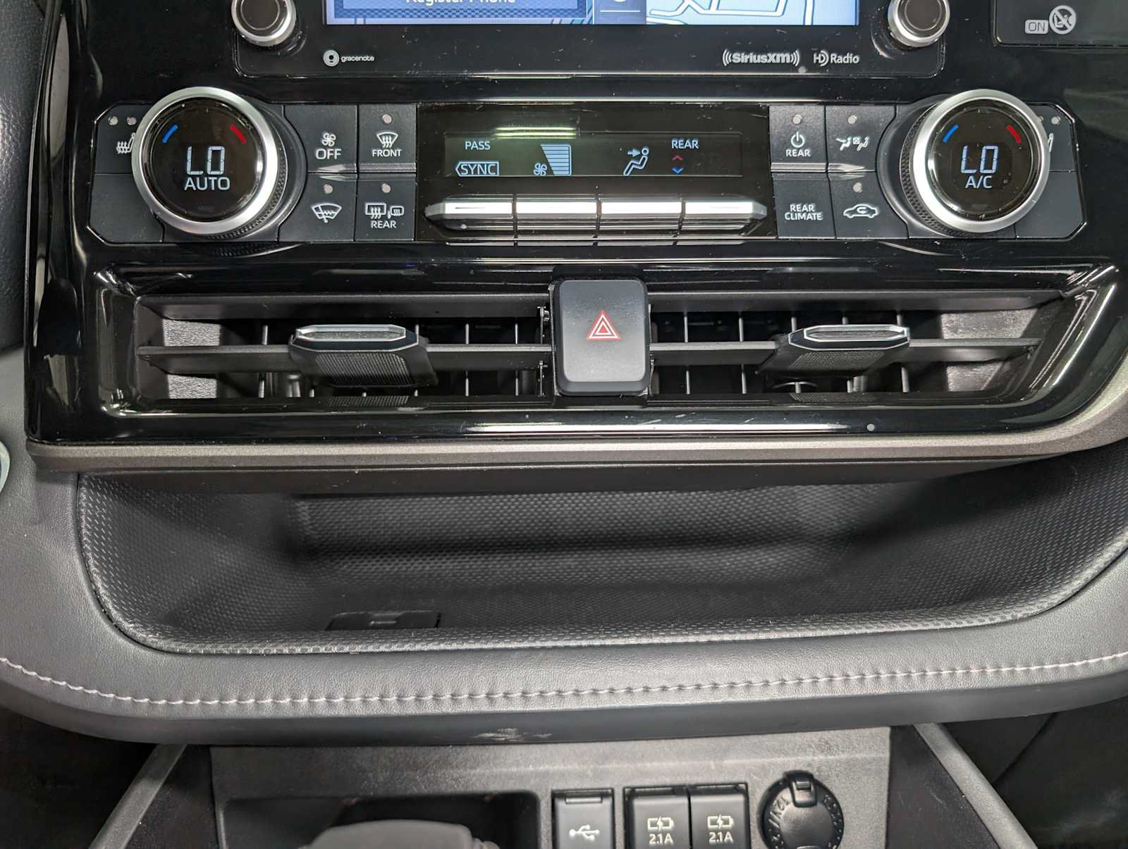 Used 2021 Toyota Highlander XLE AWD/4WD image 34