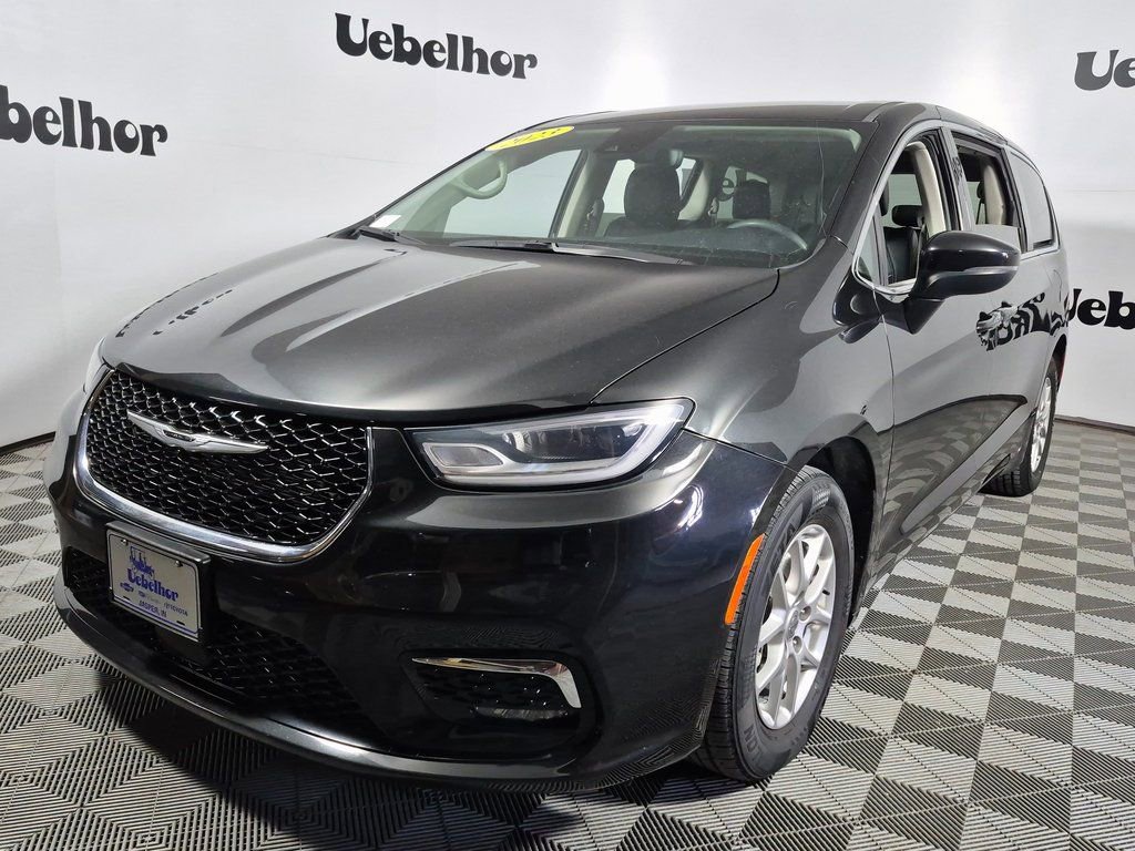 Used 2023 Chrysler Pacifica Touring-L image 3