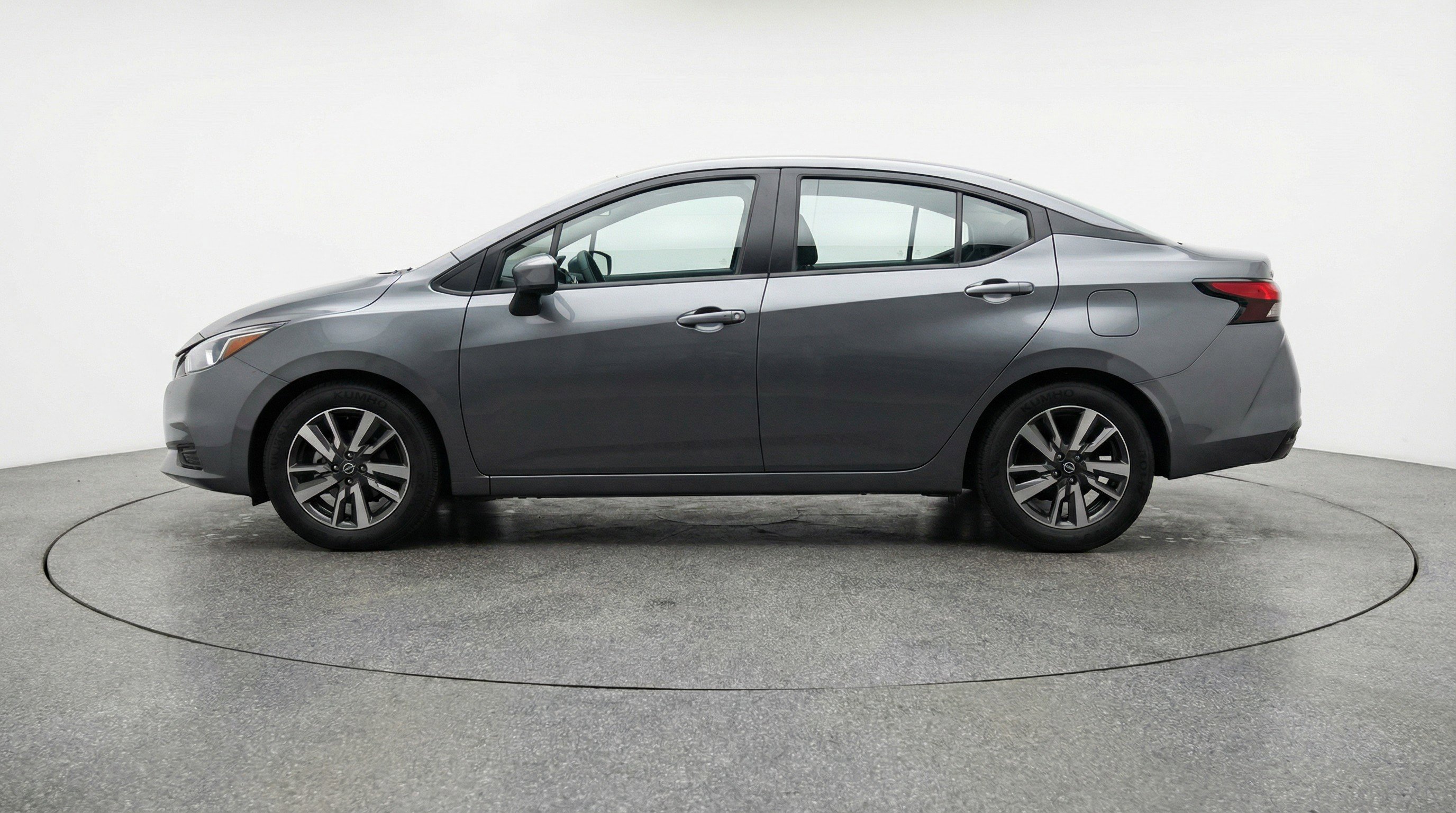 Used 2025 Nissan Versa SV image 5