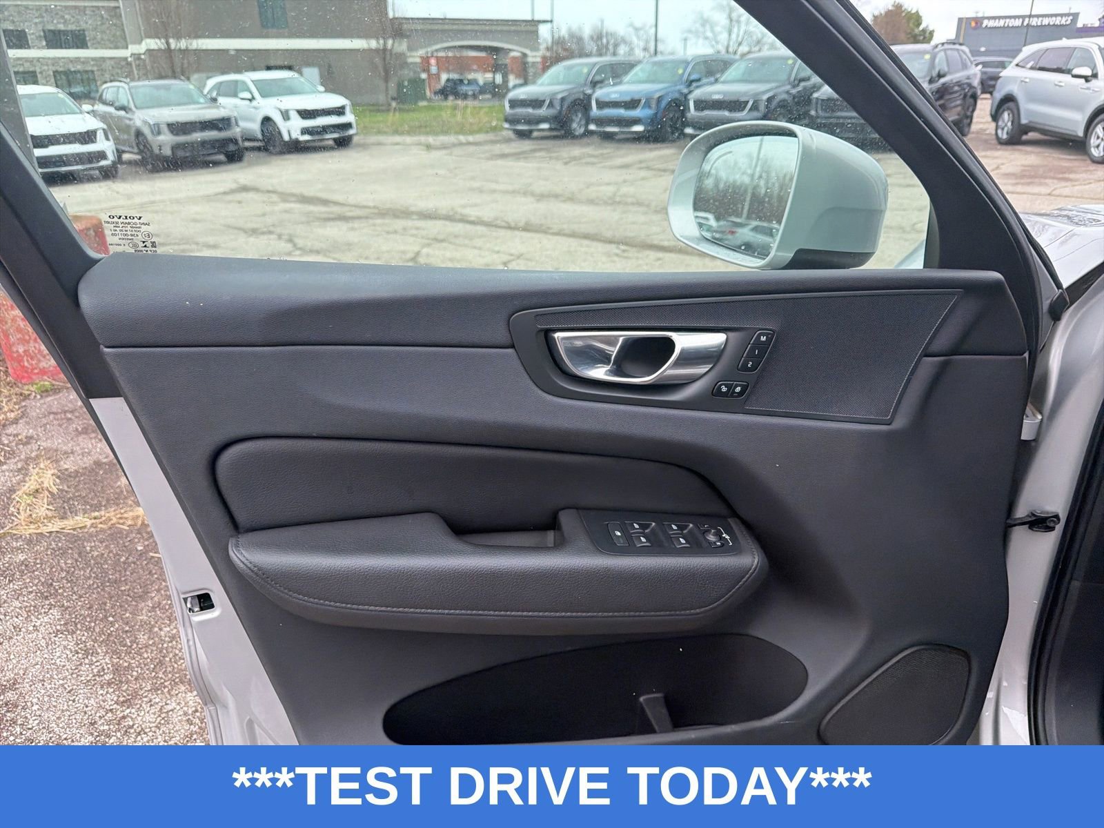 Used 2022 Volvo XC60 B5 Momentum w/ Protection Package Premier image 10