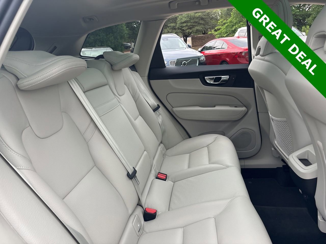 Used 2021 Volvo XC60 T5 Momentum w/ Premium Package image 11