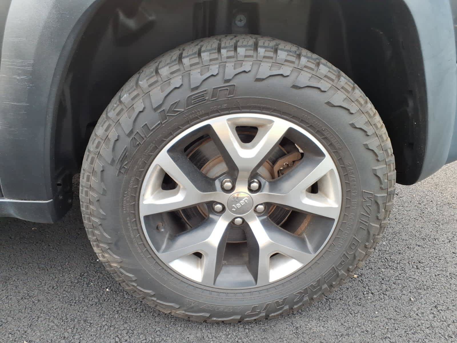 Used 2014 Jeep Cherokee Trailhawk w/ Technology Group AWD/4WD image 18