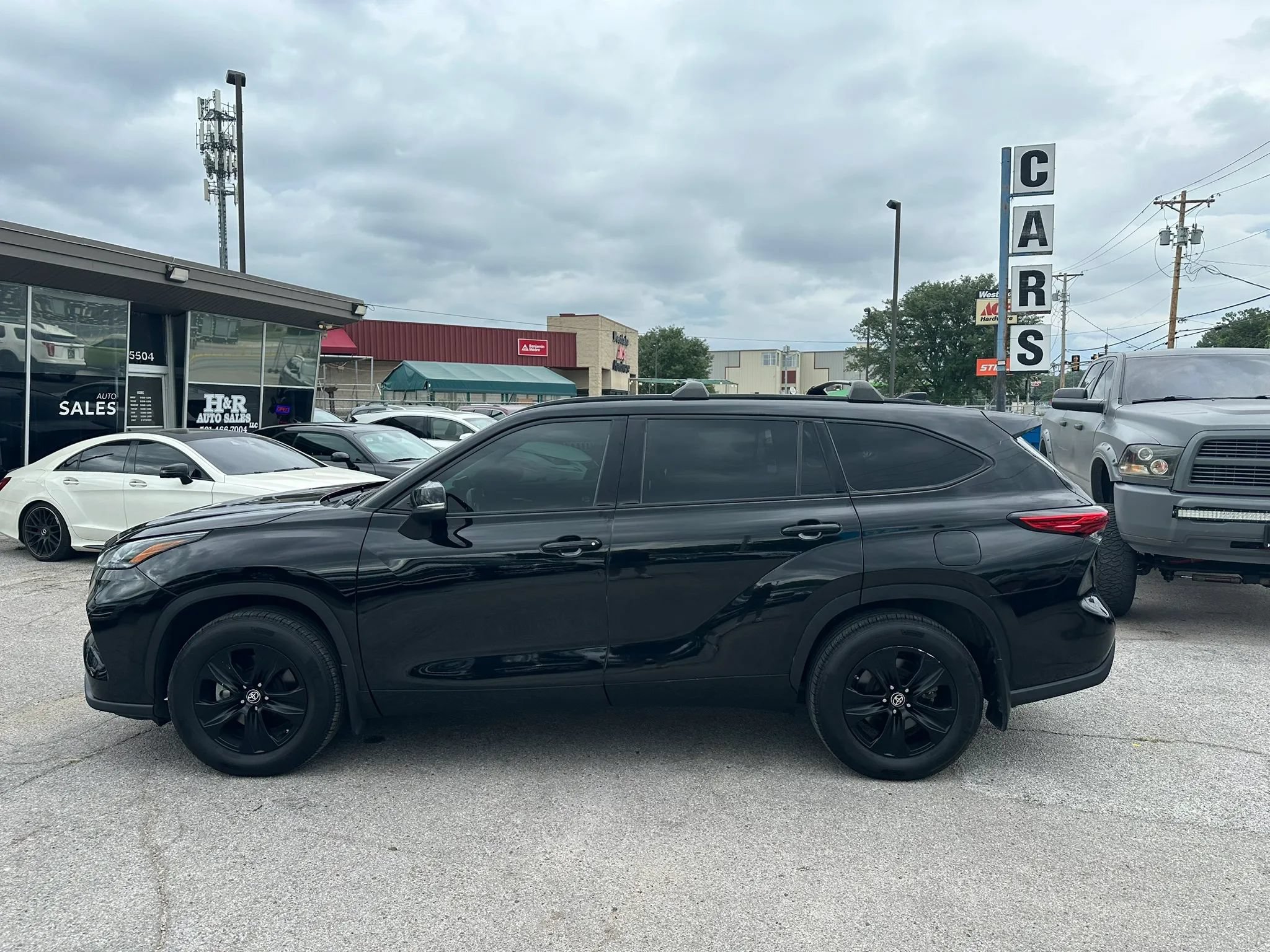Used 2021 Toyota Highlander XLE AWD/4WD image 2