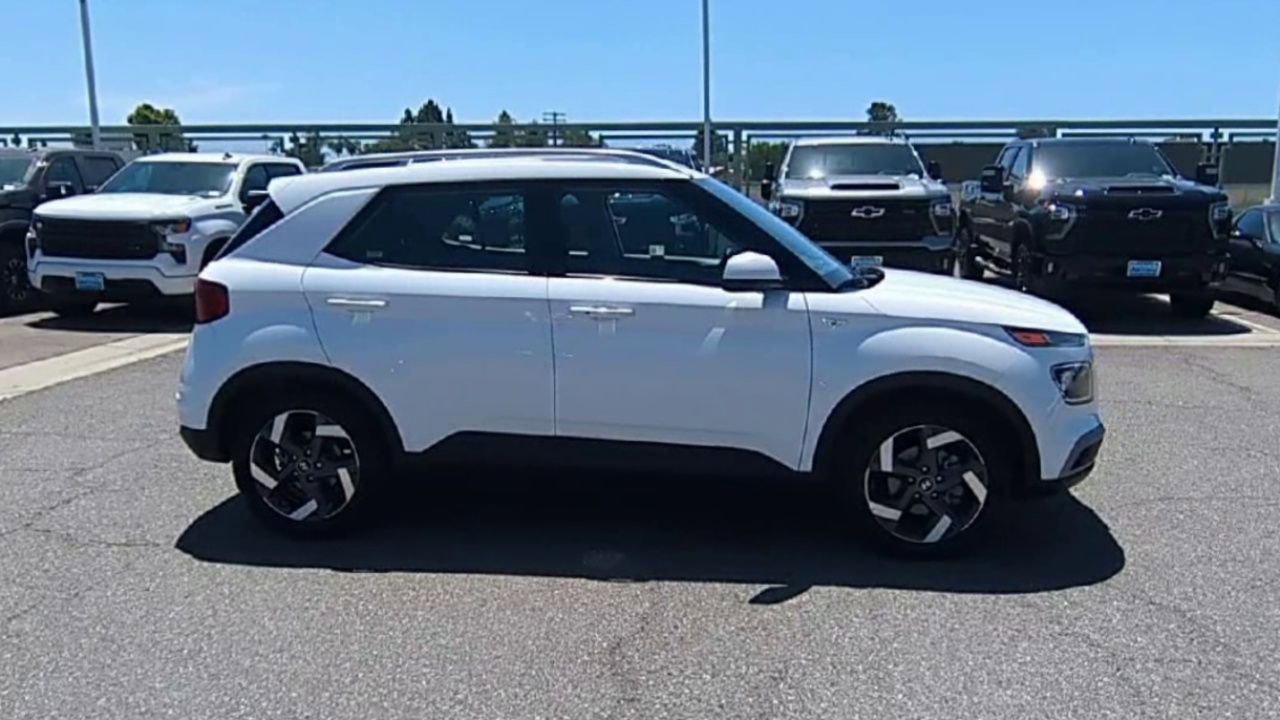 Used 2025 Hyundai Venue SEL FWD image 9
