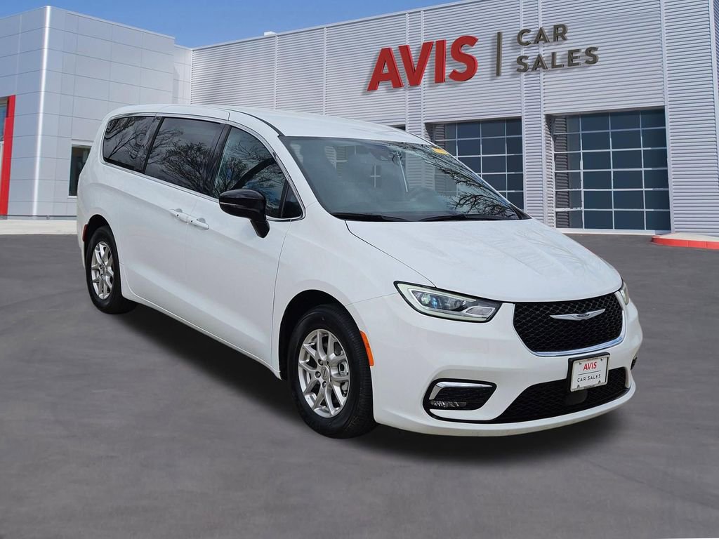 Used 2025 Chrysler Pacifica Select image 9