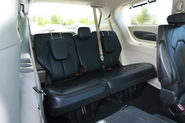 Used 2020 Chrysler Pacifica Touring-L image 33