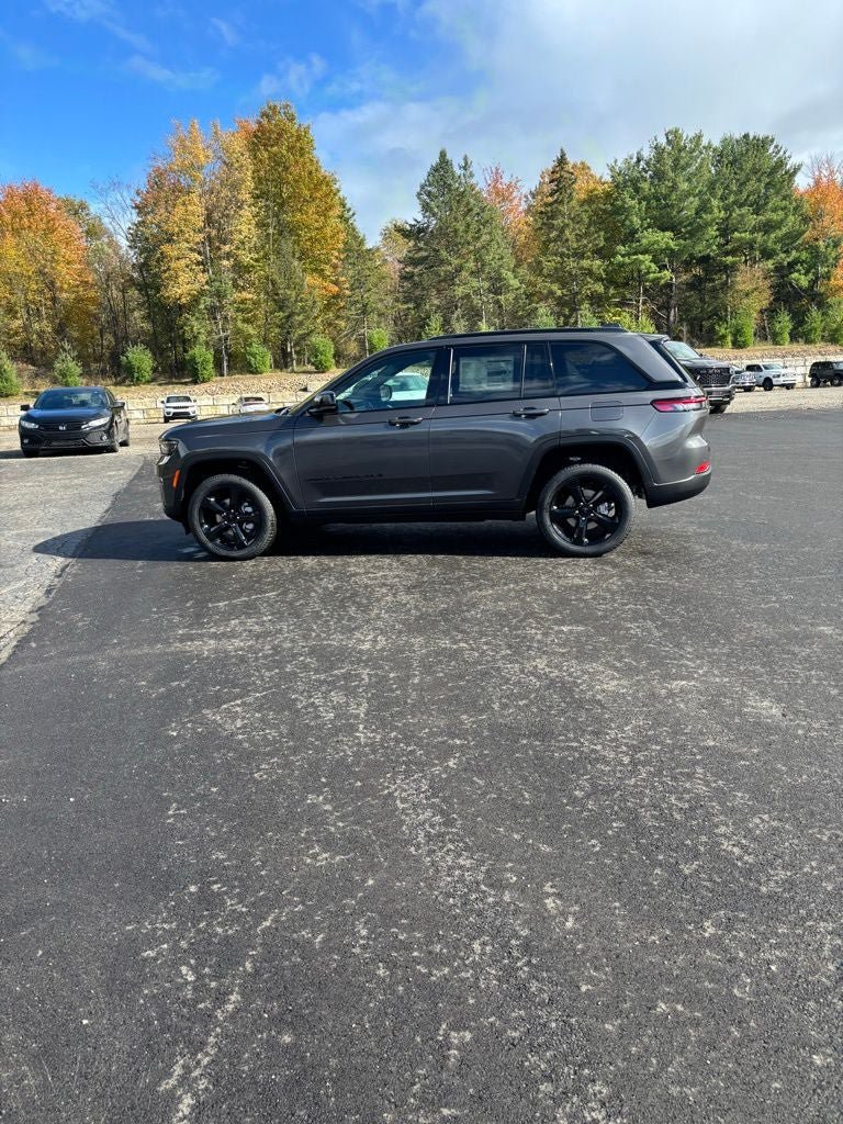 Used 2025 Jeep Grand Cherokee Limited w/ Black Appearance Package AWD/4WD image 8