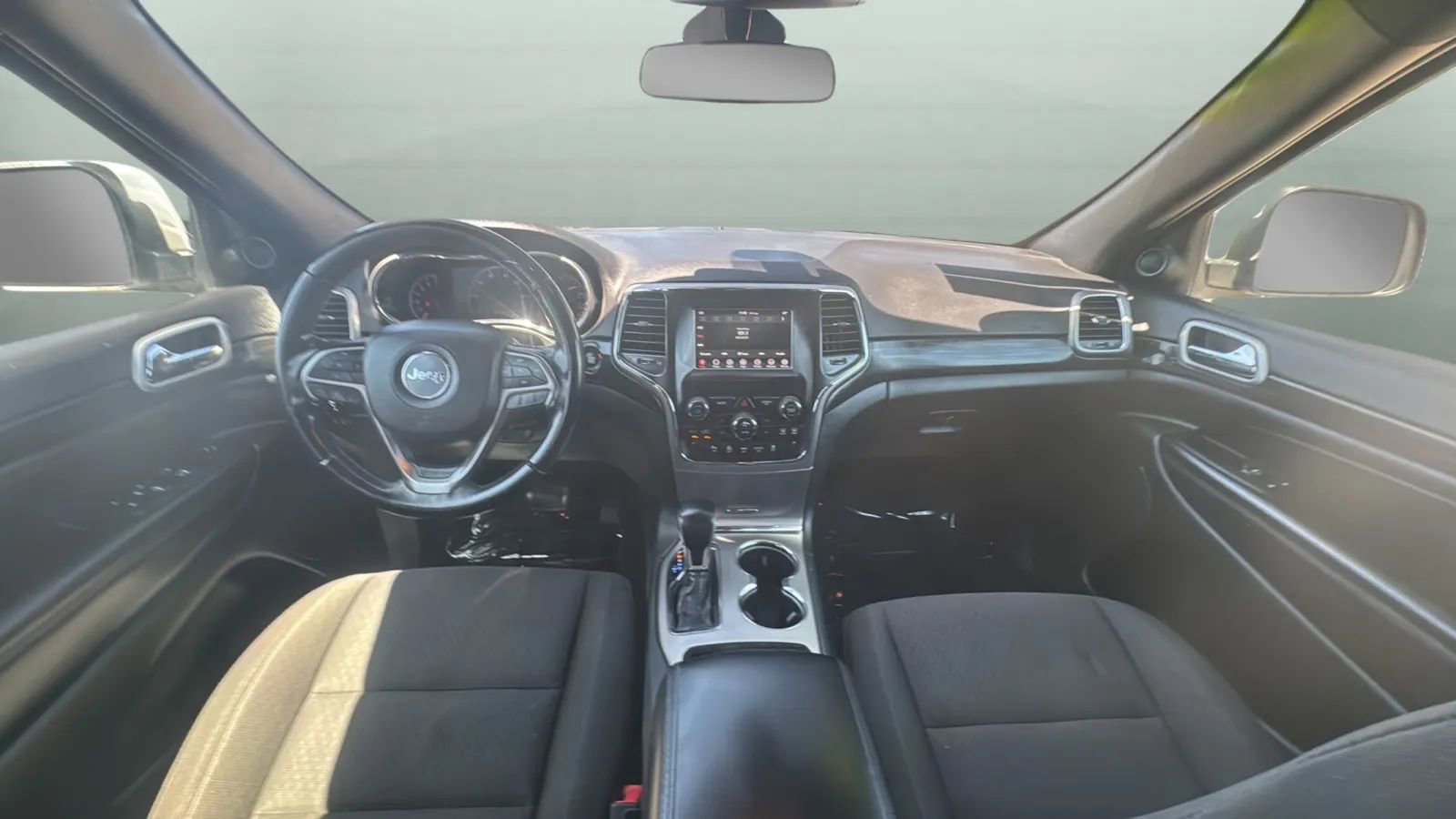 Used 2020 Jeep Grand Cherokee Laredo RWD image 9