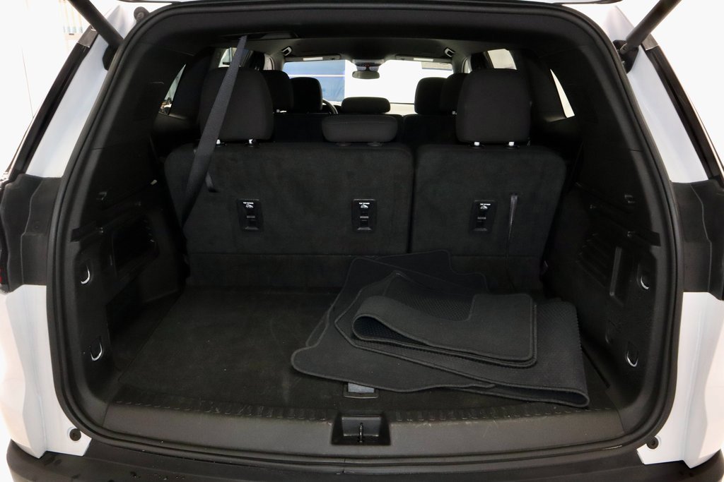 Used 2025 GMC Acadia Elevation image 14