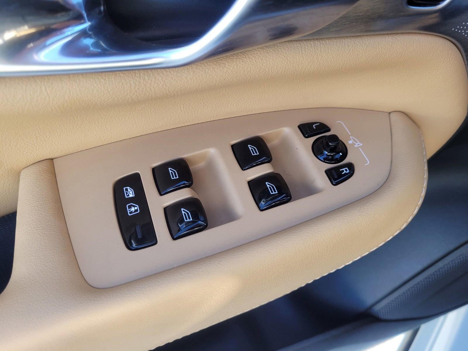 Certified 2023 Volvo XC90 B6 Ultimate w/ Lounge Package image 17