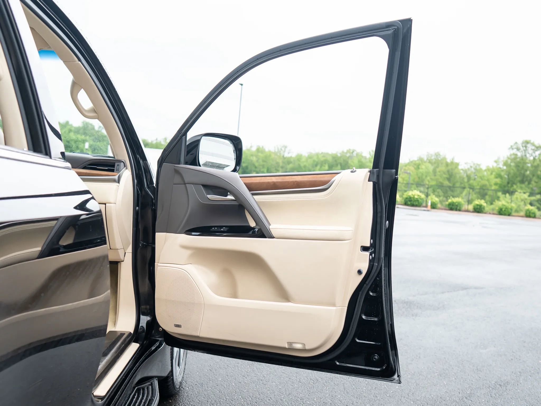 Used 2017 Lexus LX 570 4WD w/ Luxury Package image 56