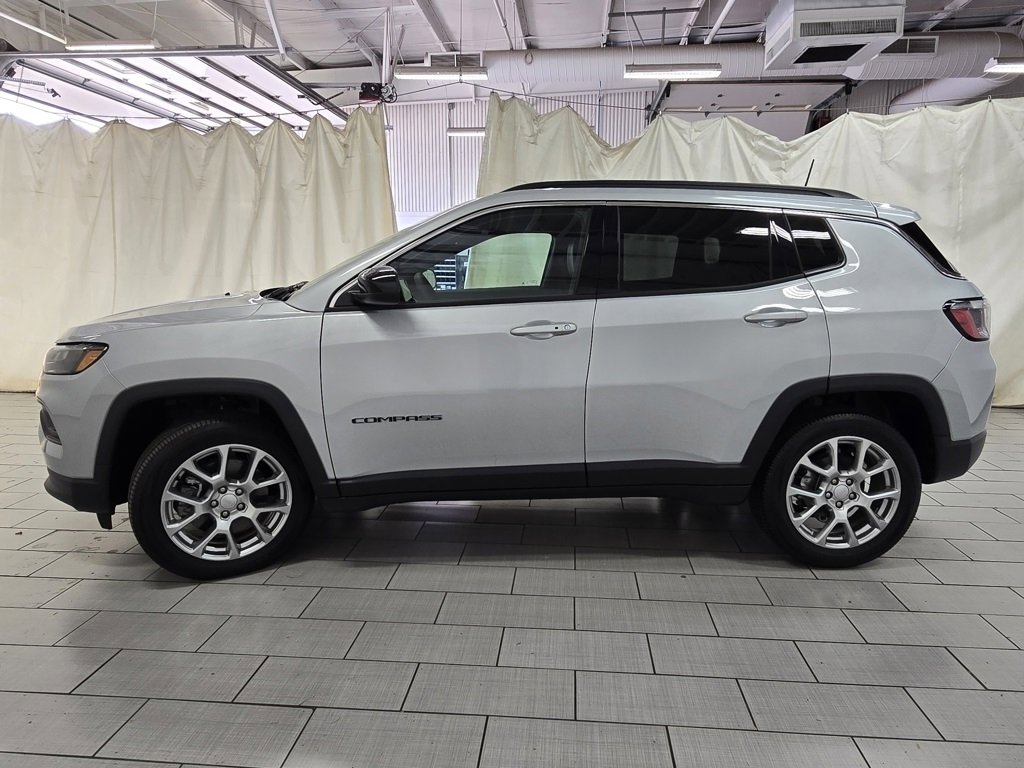 Used 2024 Jeep Compass Latitude image 13