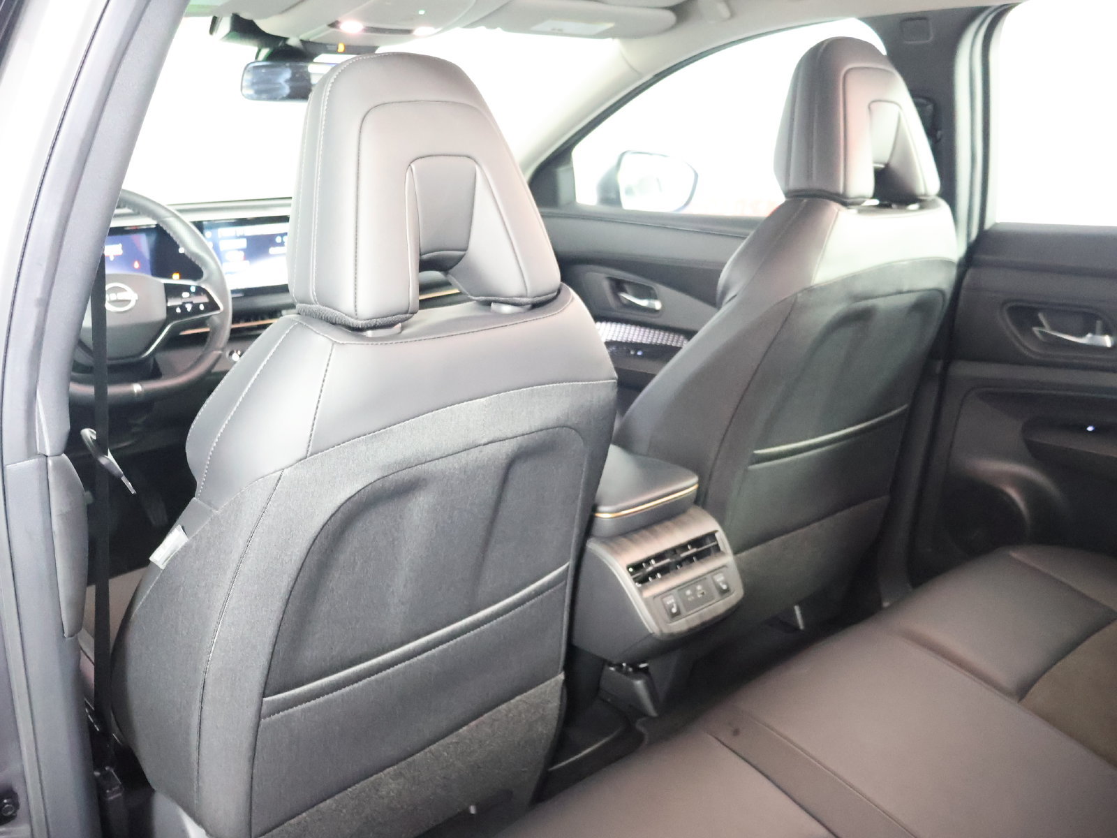 Used 2024 Nissan Ariya AWD image 43