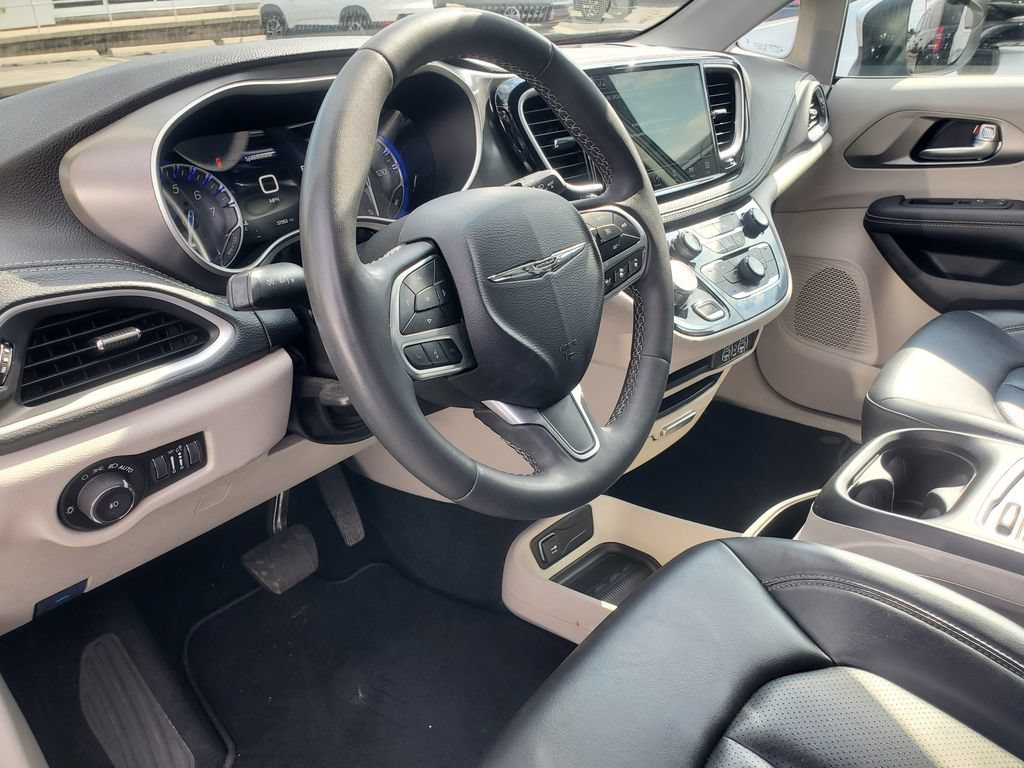 Used 2023 Chrysler Pacifica Touring-L AWD/4WD image 12
