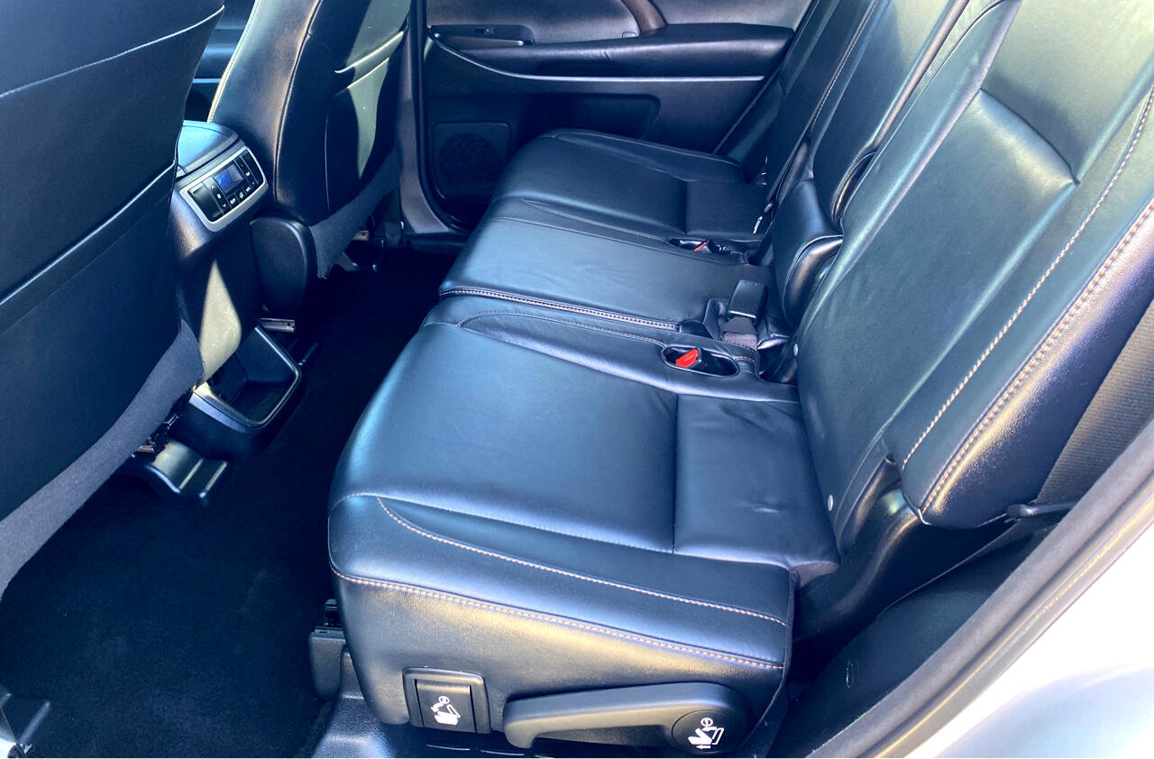 Used 2015 Toyota Highlander XLE image 12