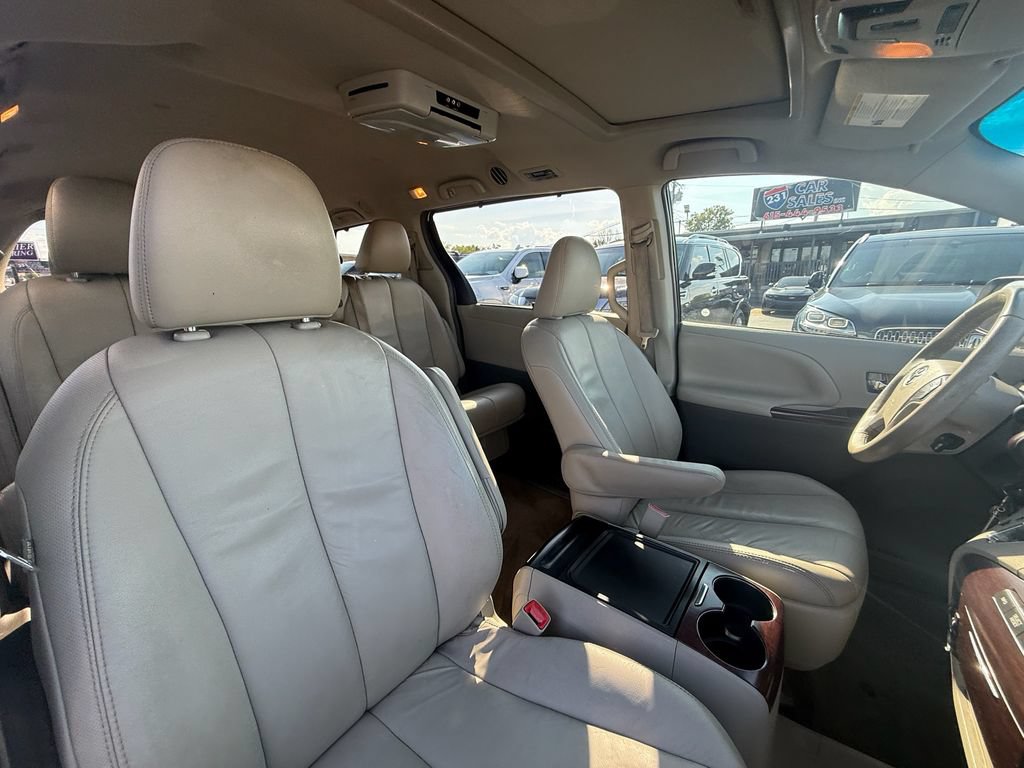 Used 2014 Toyota Sienna XLE FWD image 24