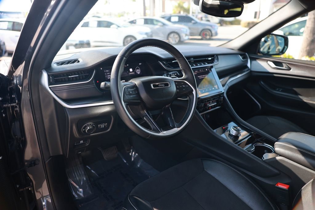 Used 2022 Jeep Grand Cherokee L Laredo RWD image 15