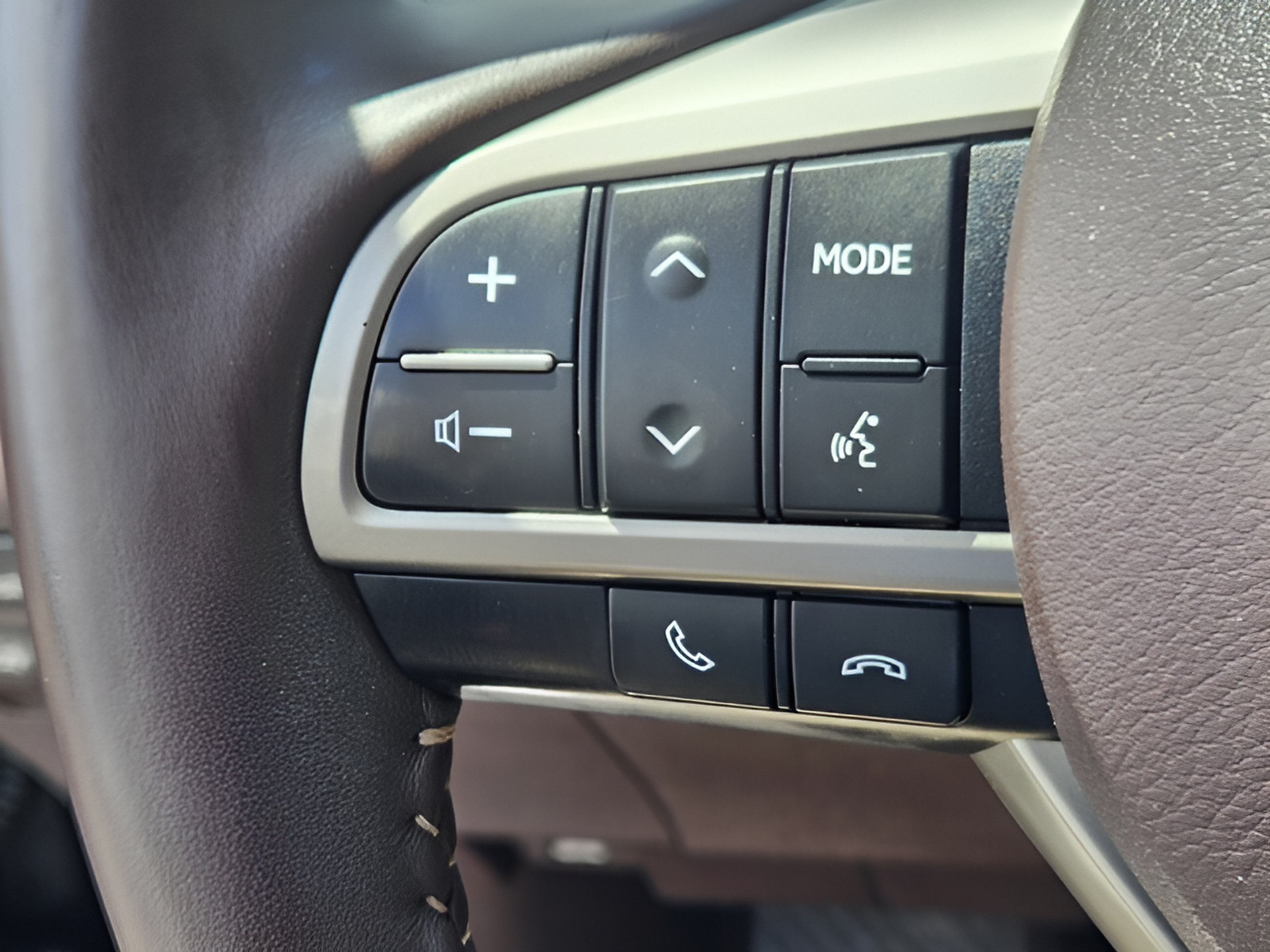 Used 2018 Lexus RX 450h AWD w/ Luxury Package image 25