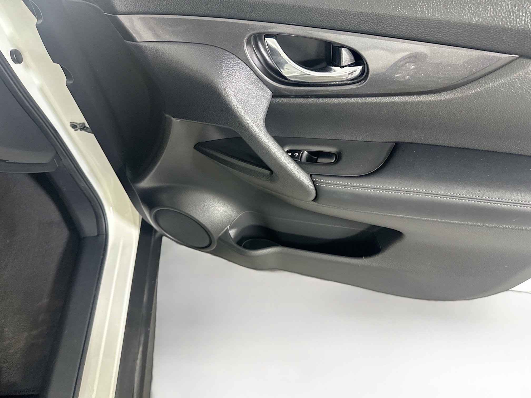 Used 2017 Nissan Rogue SV image 31