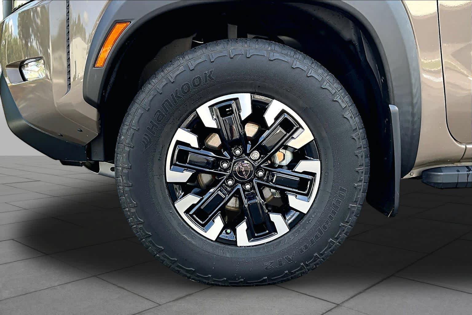 Used 2022 Nissan Frontier PRO-4X w/ Technology Package AWD/4WD image 10