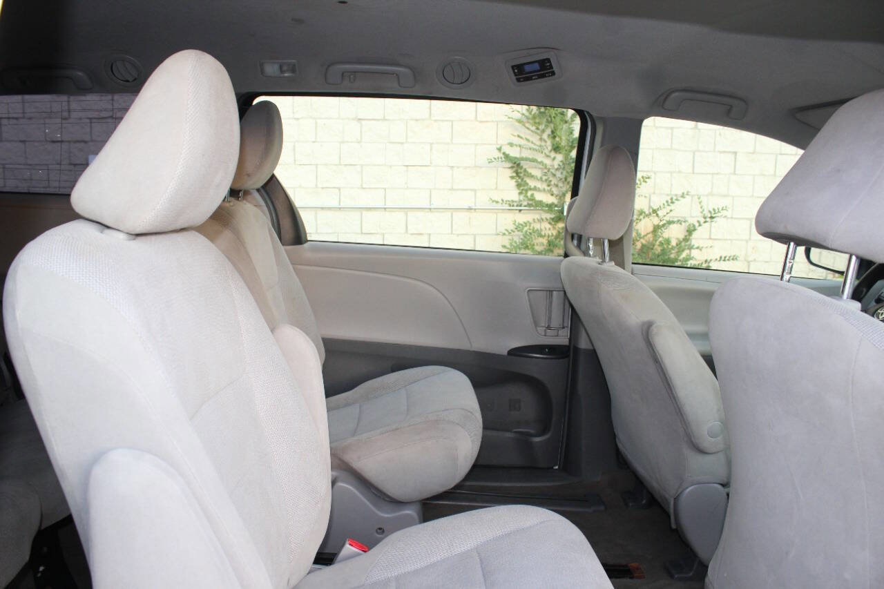 Used 2018 Toyota Sienna L image 17