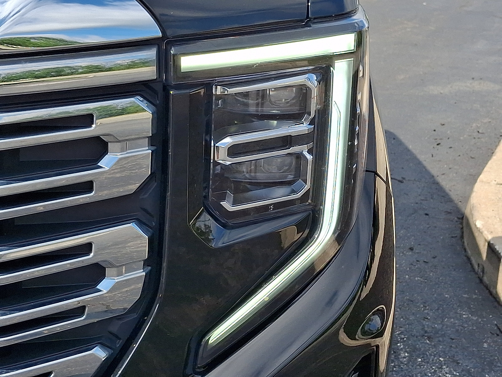 Used 2024 GMC Sierra 1500 Denali w/ Denali Reserve Package AWD/4WD image 9