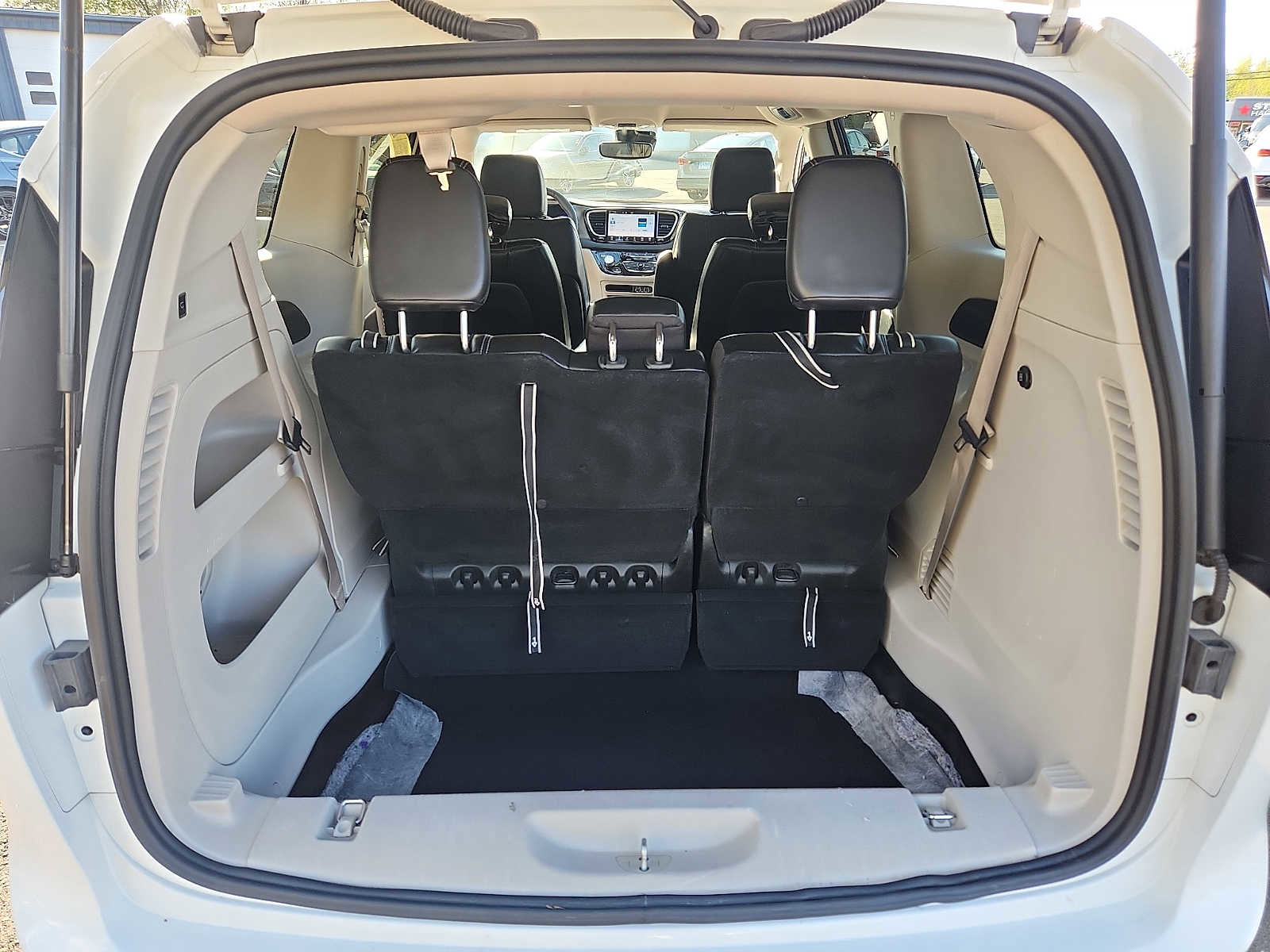 Used 2023 Chrysler Pacifica Touring-L FWD image 28